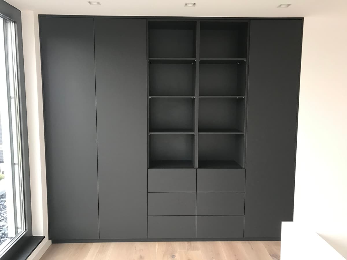 Maßgefertigter Einbauschrank in Anthrazit