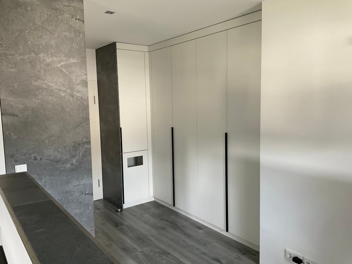 Einbauschrank nach Maß neben einer Wand in Steinoptik