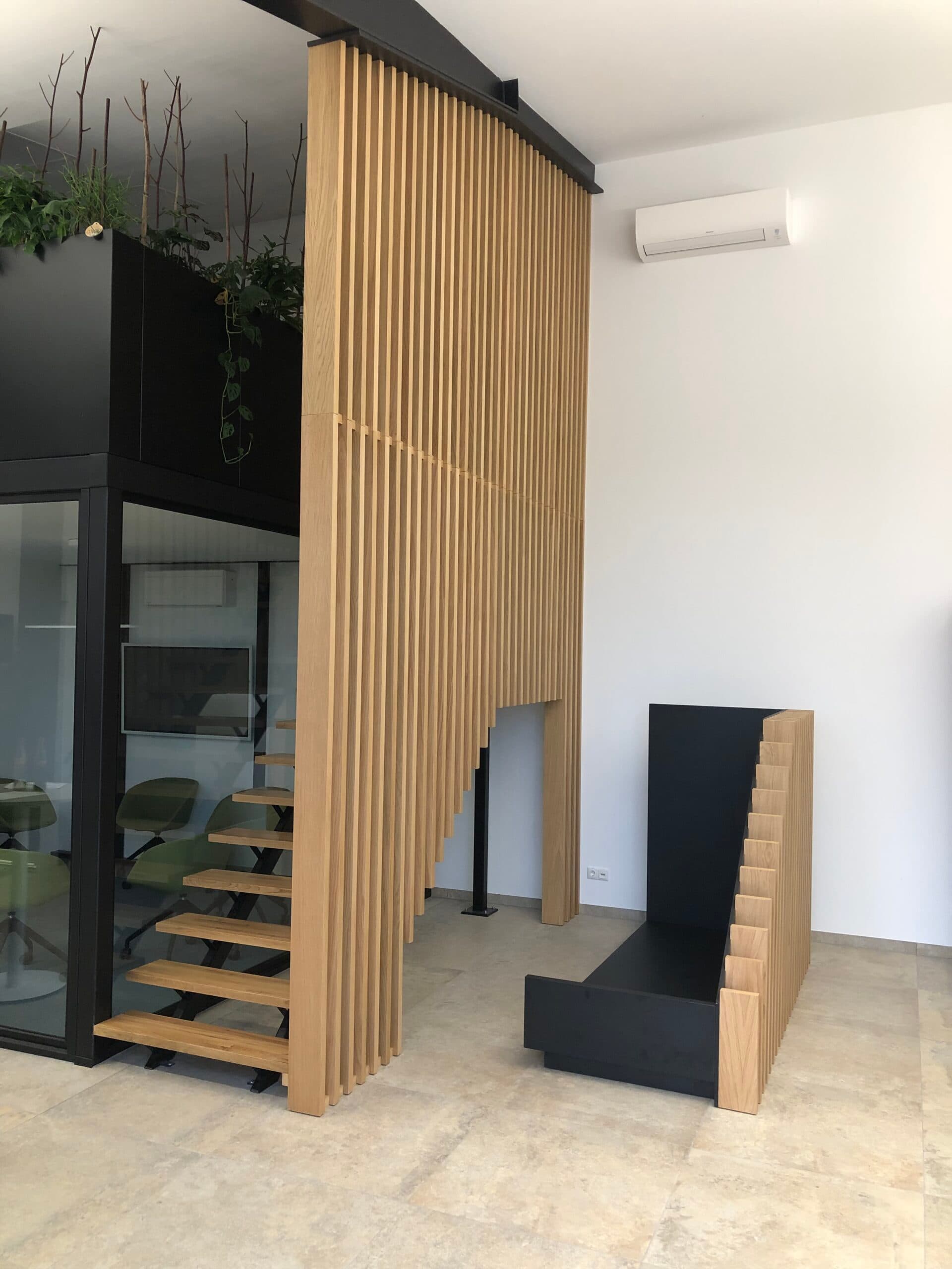 Modernes Büro mit Holzlamellenwand