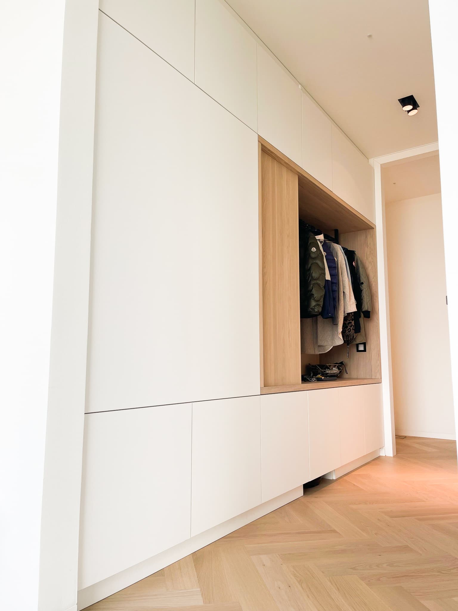 Maßgefertigte Garderobe mit Stauraum