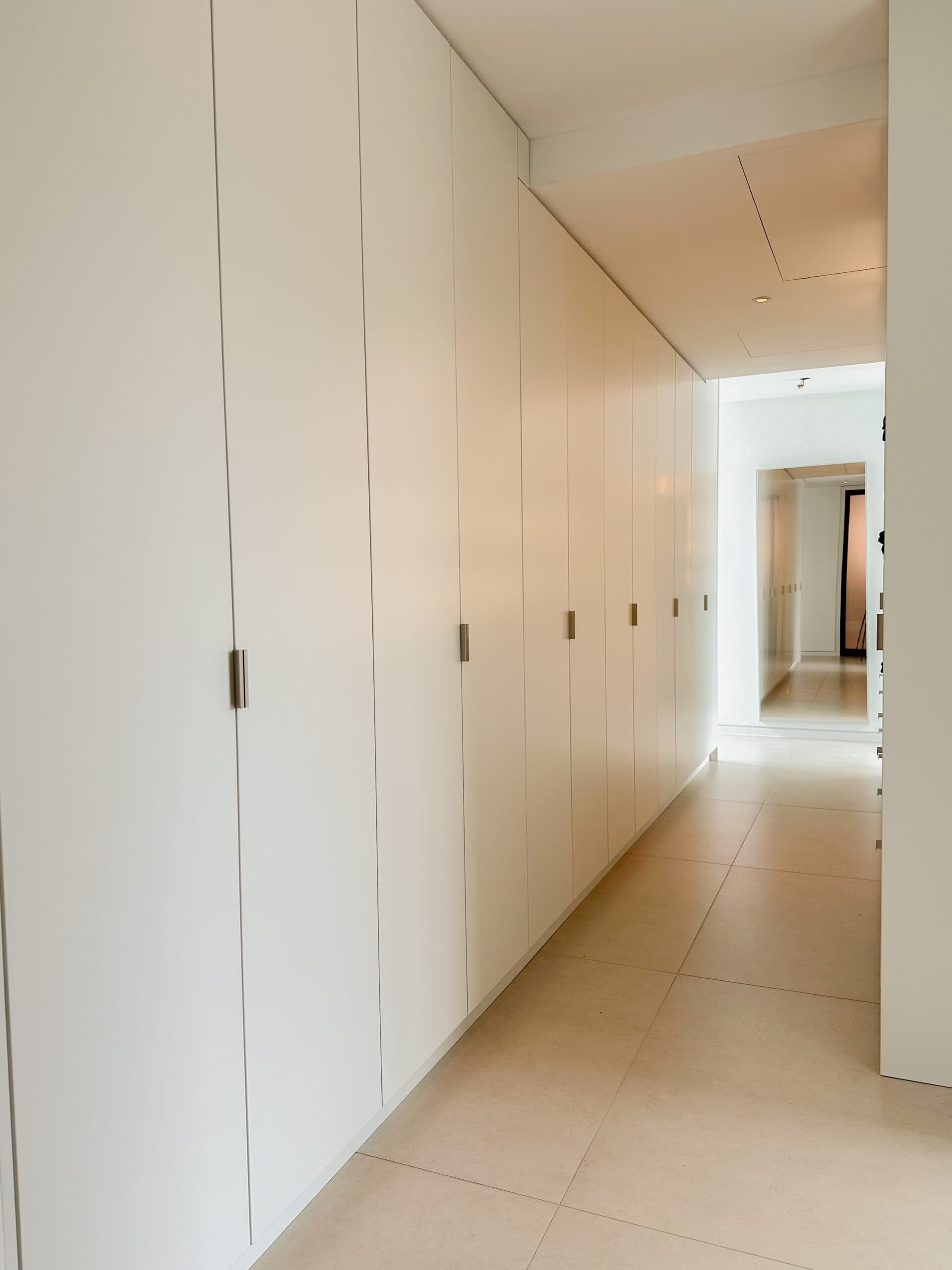 Weißer Einbauschrank entlang eines Flurs