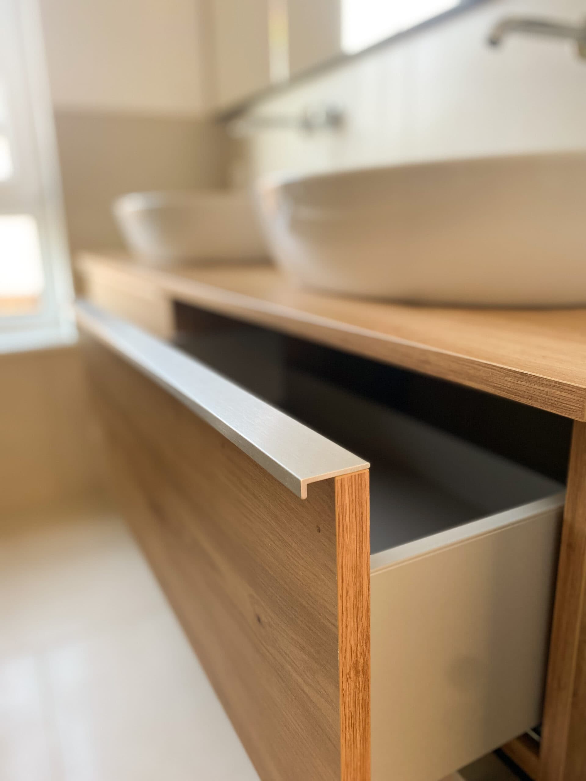 Badmöbel nach Maß mit Holz-Waschtisch und Aufsatzbecken