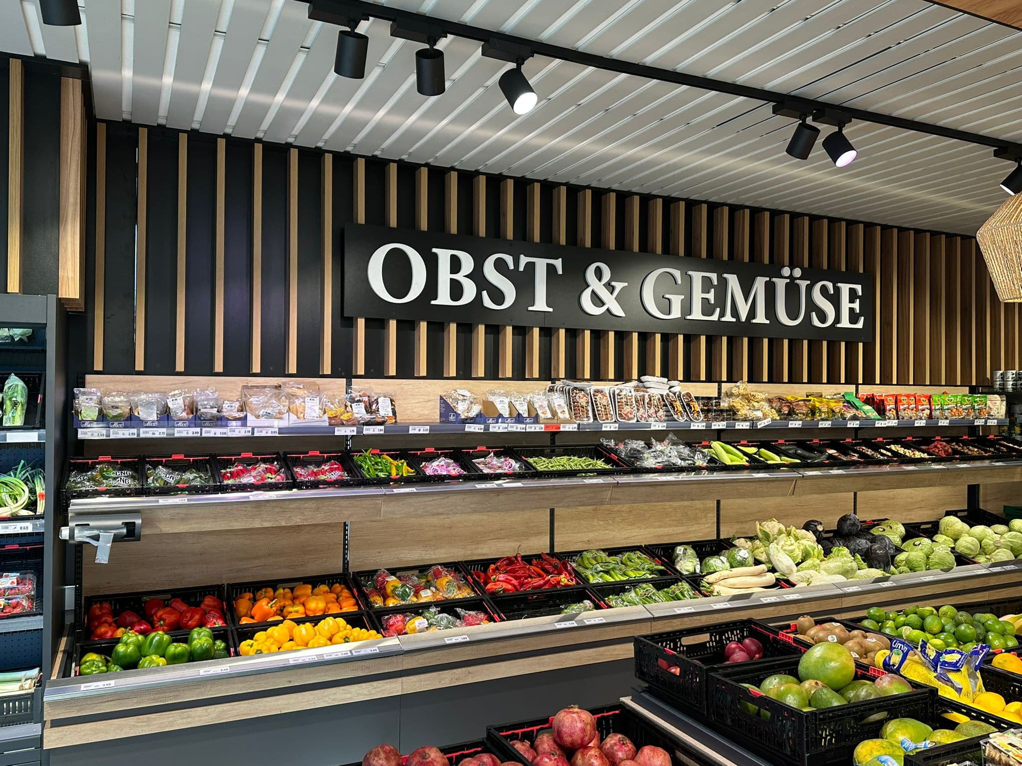 Ladenbau mit Verkaufsregalen im Lebensmittelmarkt