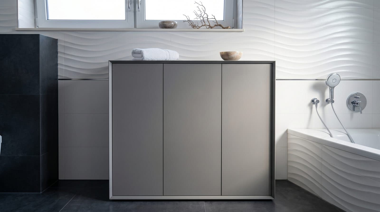 Badschrank nach Maß in Grau als raumhoher Hochschrank neben der Badewanne