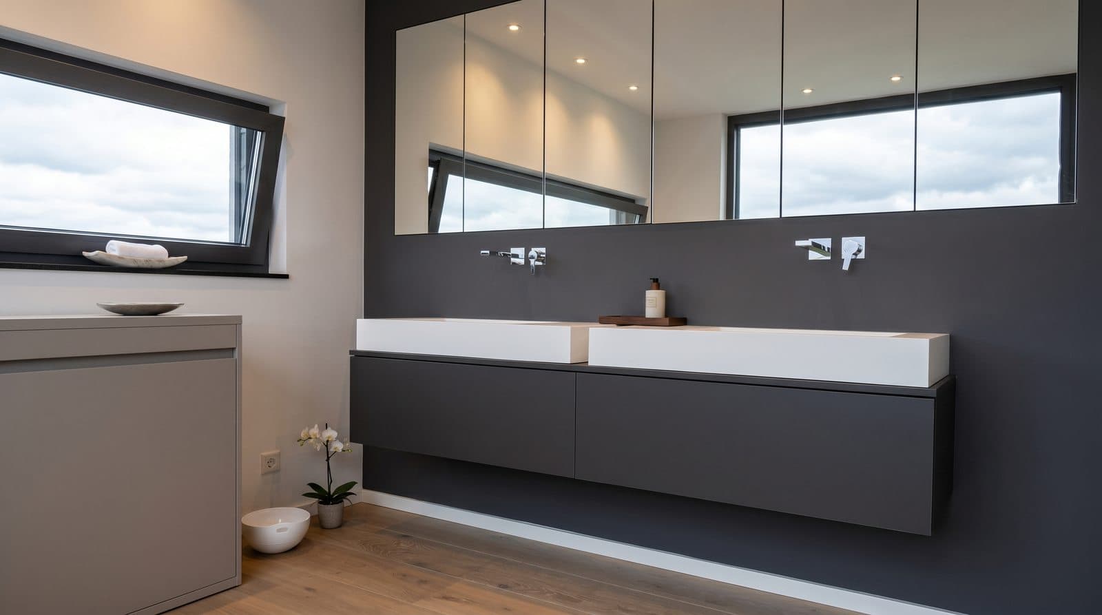 Doppelwaschtisch nach Maß in Anthrazit mit zwei Becken, an die Fensterwand angepasst