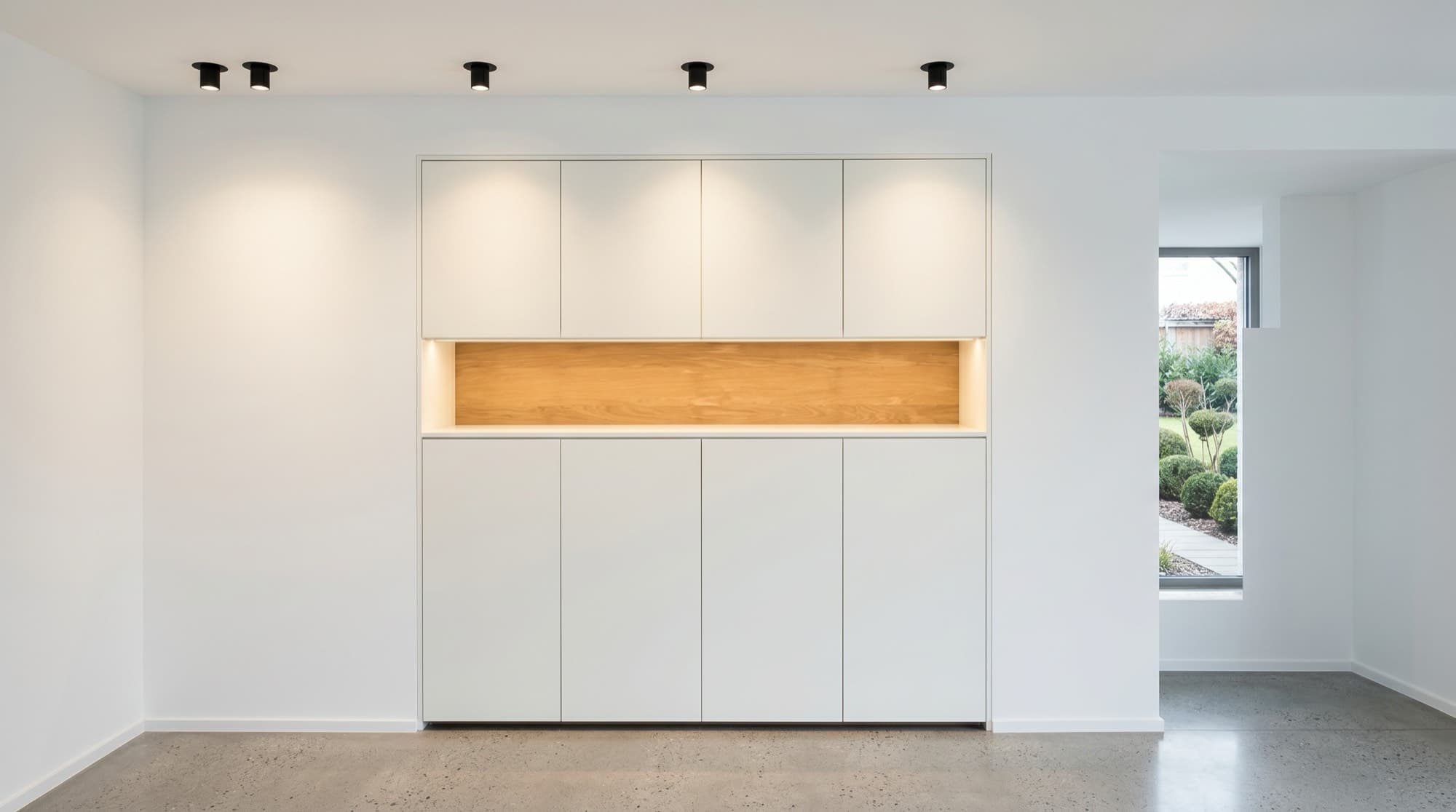 Hauswirtschaftsraum nach Maß von Fast Systemmöbel mit raumhohen Hochschränken, verbauter Waschmaschine und Trockner, Arbeitsfläche und Stauraum für Wäsche und Vorrat