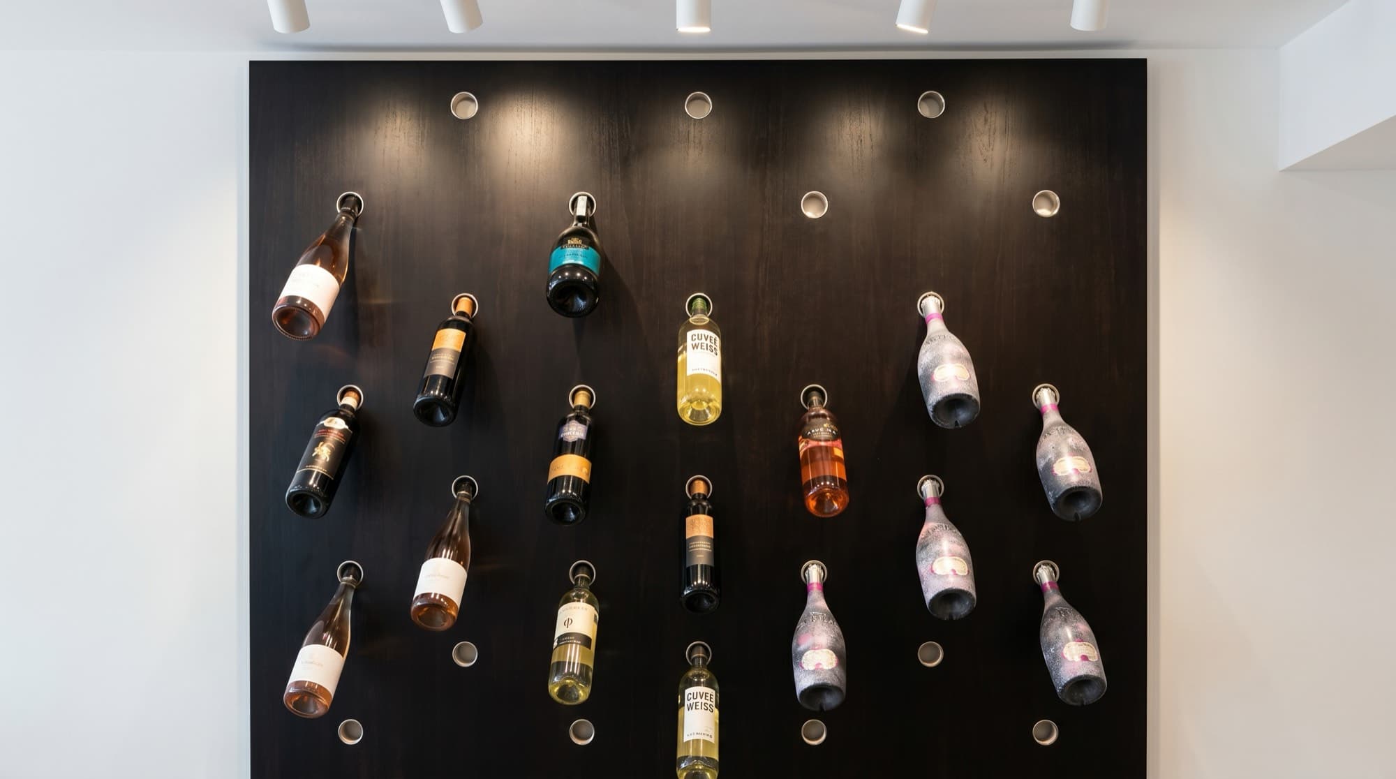 Sonderanfertigung nach Maß: beleuchtete Weinwand als Beispiel für individuelle Lösungen