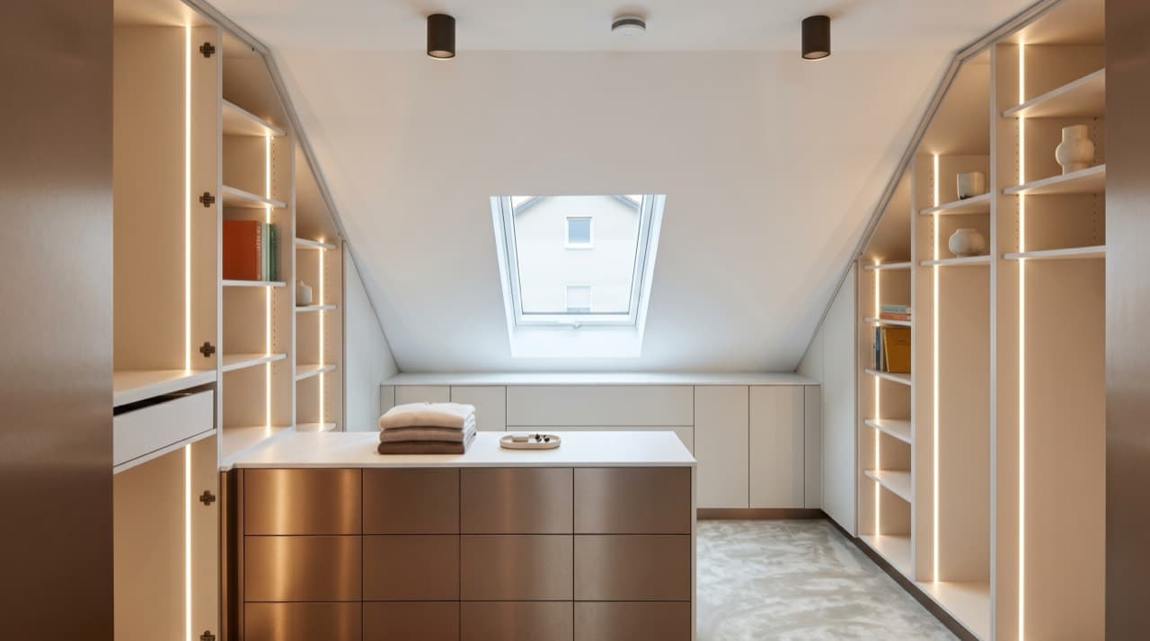 Begehbarer Kleiderschrank unter dem Spitzdach nach Maß mit beidseitigen offenen Regalen und Kommodeninsel