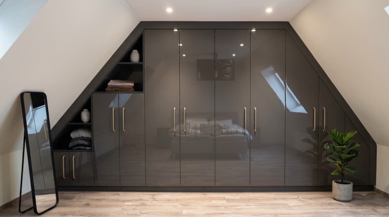 Dachschrägenschrank nach Maß über die gesamte Wand, trapezförmig an beide Dachschrägen angepasst