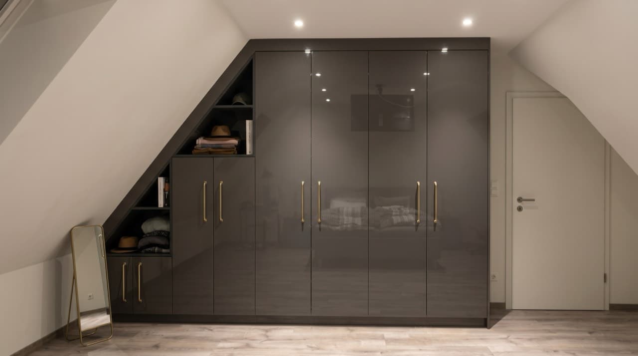 Einbauschrank an der Dachschräge nach Maß in Anthrazit-Hochglanz mit offenem Regalfach in der Schräge