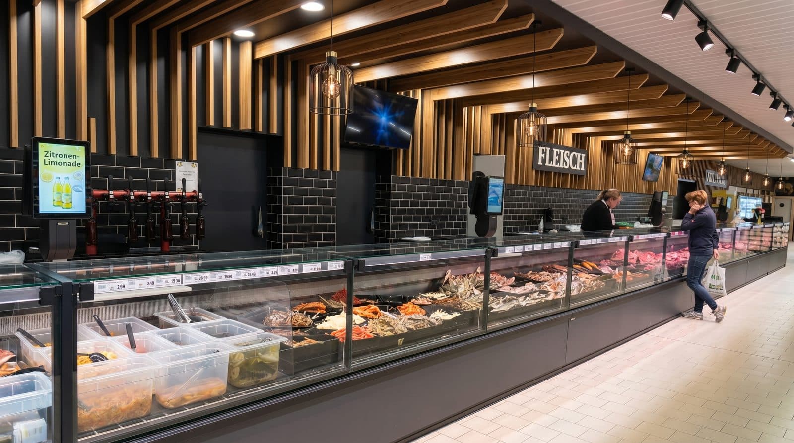 Frischetheke für Fleisch und Wurst mit Holzlamellen-Decke und maßgefertigter Thekenverkleidung