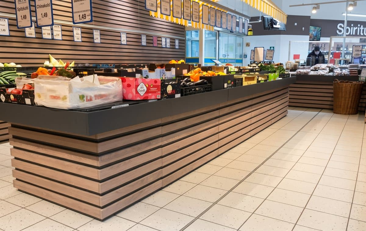 Warenträger-Insel für Obst und Gemüse mit Lamellenverkleidung in Holzoptik