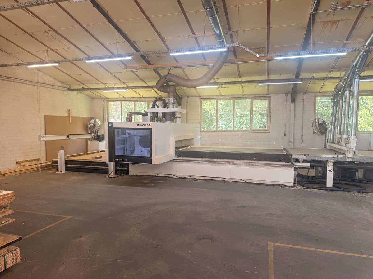 CNC-Bearbeitungsanlage in der Fertigungshalle von Fast Systemmöbel
