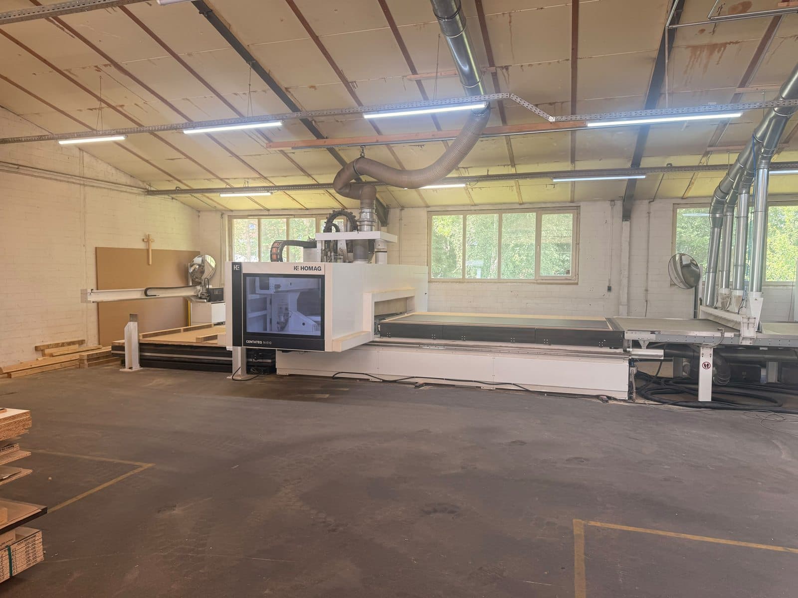 CNC-Anlage in der Fertigungshalle von Fast Systemmöbel in Espelkamp