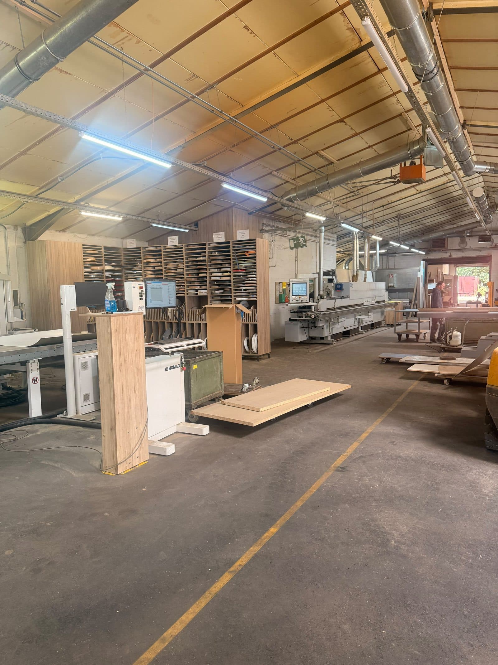 Produktionshalle von Fast Systemmöbel in Espelkamp mit Bearbeitungsplätzen