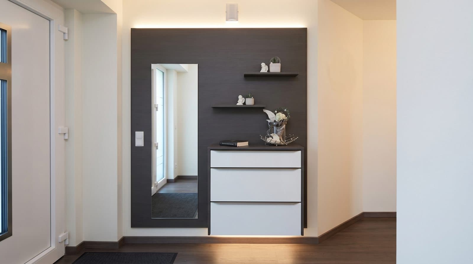 Garderobe nach Maß in Anthrazit mit Kommode, Ablagen und Spiegel im Flur