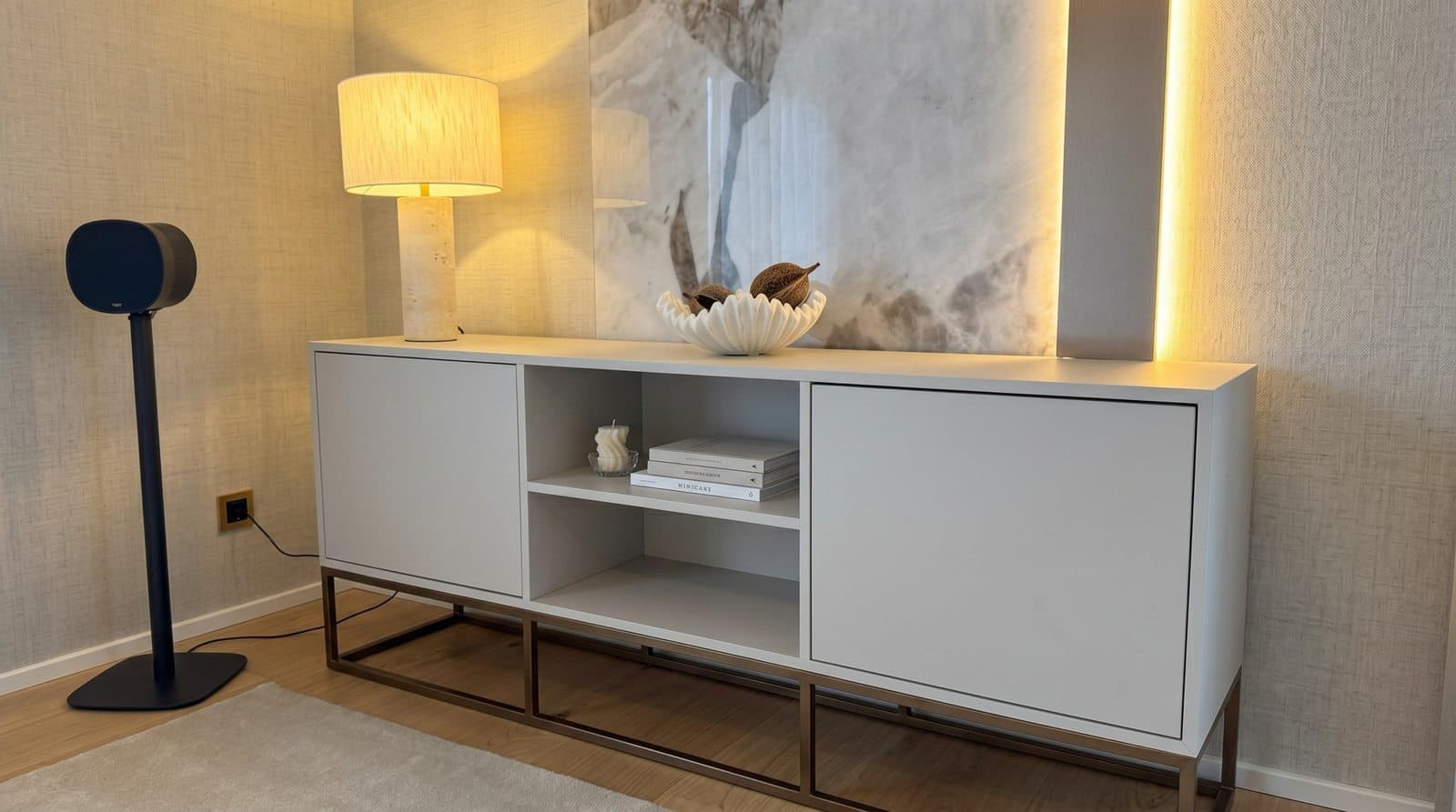 Sideboard nach Maß in Weiß auf schlankem Metallgestell mit offenem Mittelfach